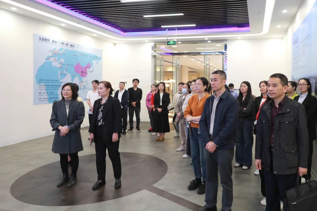 五象新区组织开展“五象人走进五象”调研活动近50名干部职工深度探索五象新区产业发展脉动